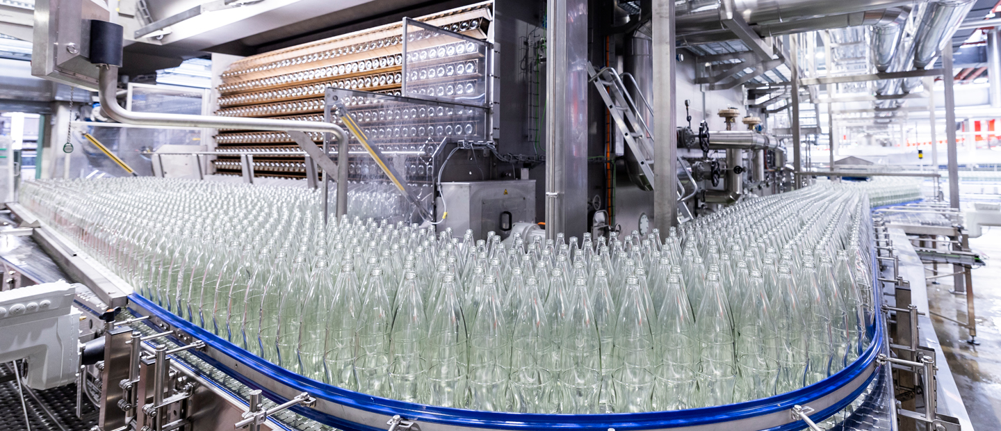 Coke Flaschen vor dem Befüllen und Etikettieren