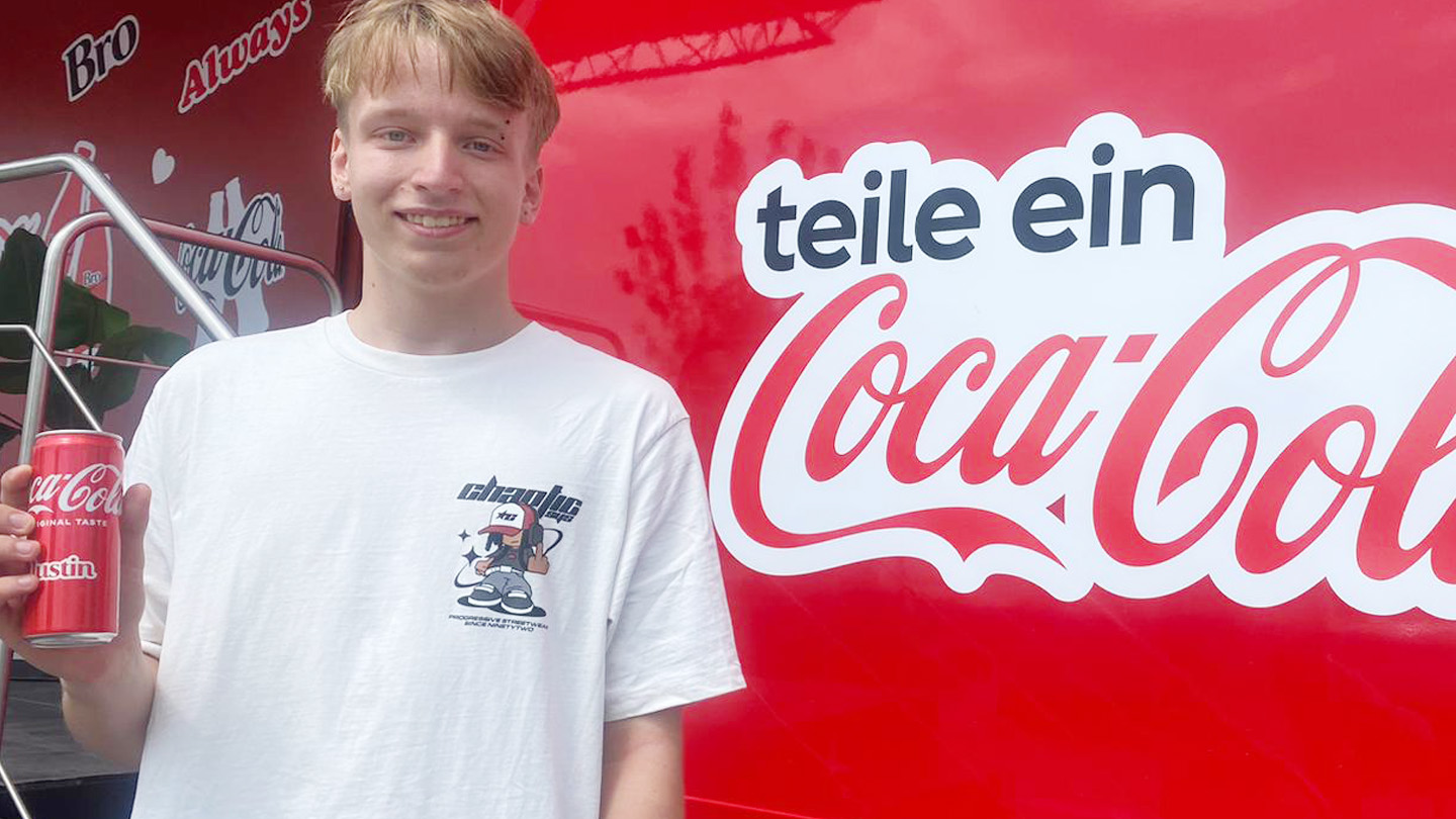 Person mit personalisierter Share a Coke Dose