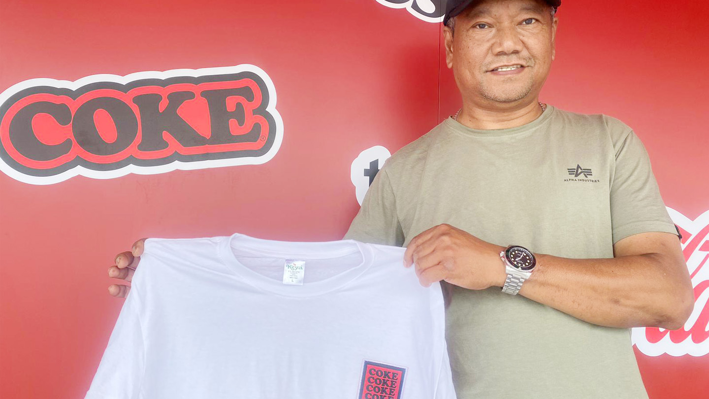 Person mit individuell gestaltetem Coca-Cola T-Shirt