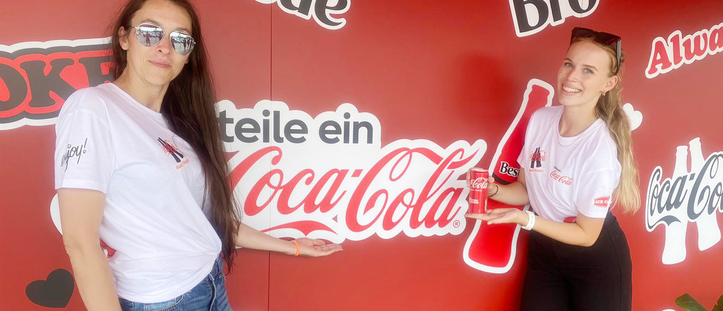 zwei Personen mit Coca-Cola Dose auf Coca-Cola Truck Tour 