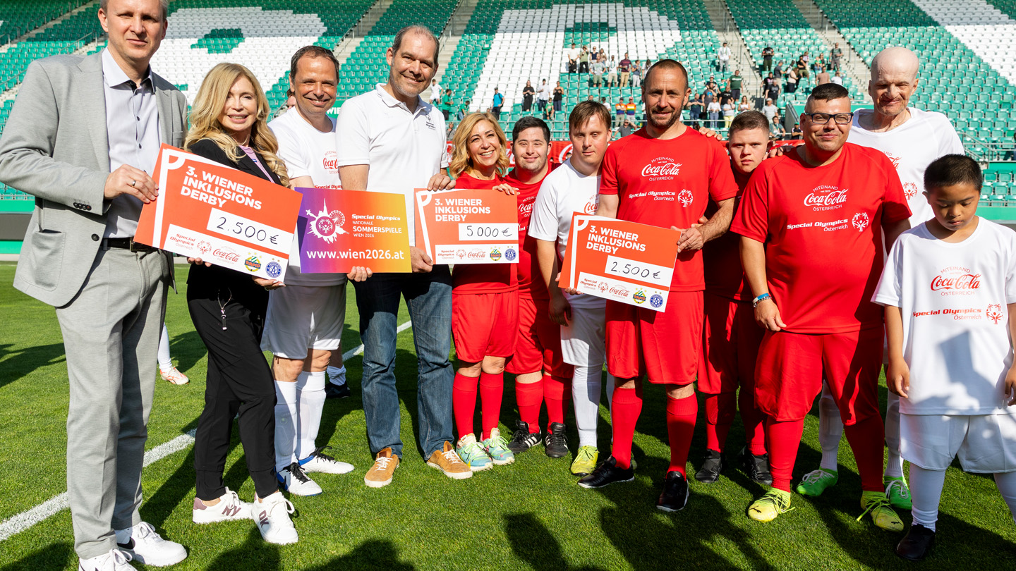 Johannes Dobretsberger (FK Austria Wien), Dagmar Schmidt (FK Austria Wien), Philipp Bodzenta (Coca-Cola Österreich), Markus Eder (Special Olympics Österreich), Sonia Dimoglu (Coca-Cola Österreich) und Steffen Hofmann (SK Rapid) mit Spielern.