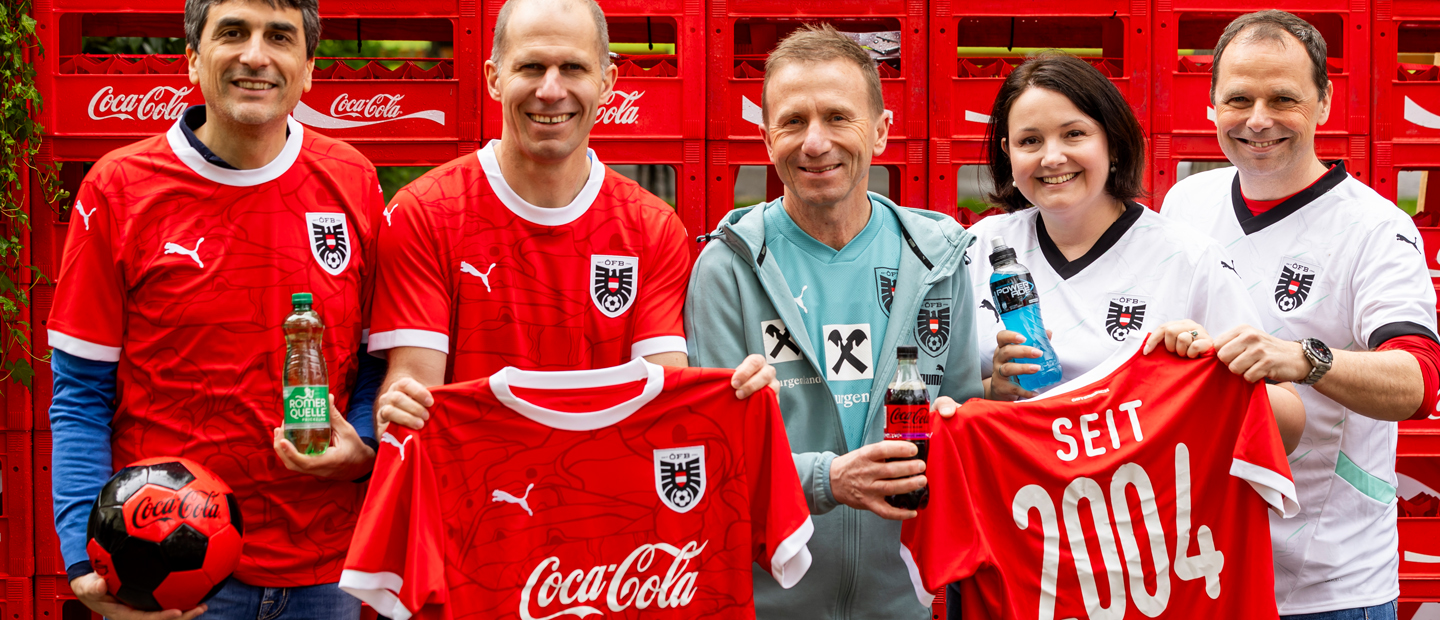Gruppenfoto mit Coca-Cola und ÖFB Dressen
