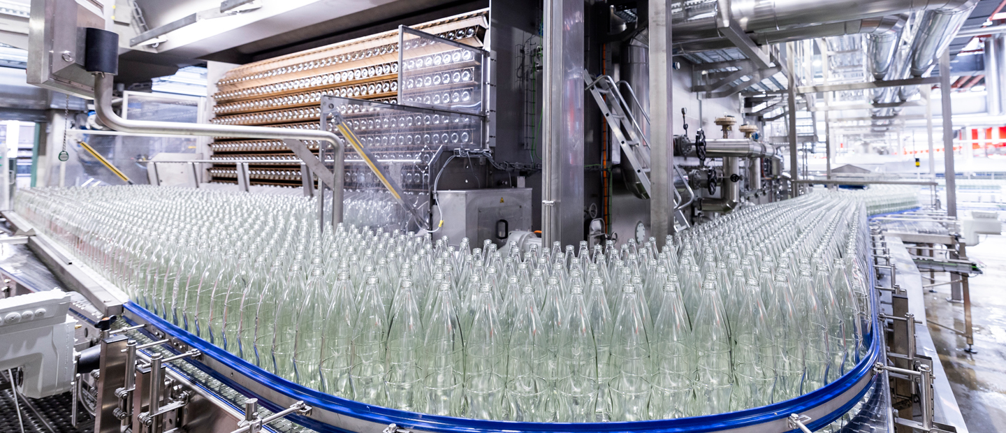 Coke Flaschen vor dem Befüllen und Etikettieren