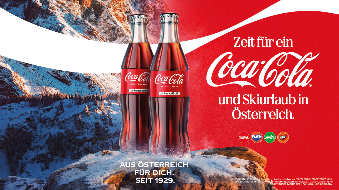 Zwei Coca-Cola Glasflaschen (Zero Zucker und Original Taste) auf einem schneebedeckten Felsen vor verschneiter österreichischer Bergkulisse. Text: „Zeit für ein Coca-Cola und Skiurlaub in Österreich. Aus Österreich für dich. Seit 1929."