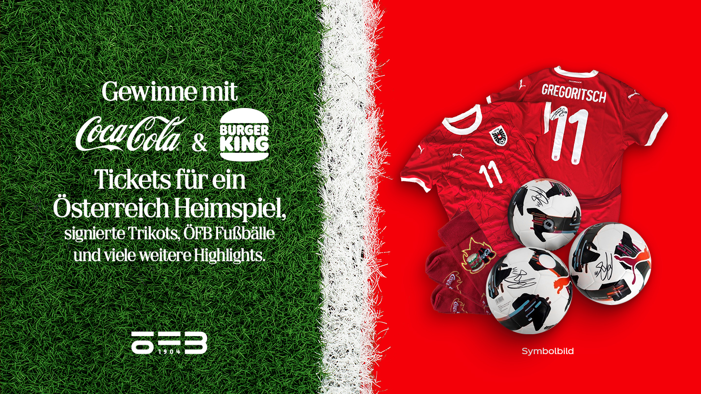 Promotion-Banner auf geteiltem Hintergrund: links grüner Fußballrasen mit weißer Linie, rechts roter Hintergrund. Text: „Gewinne mit Coca-Cola & Burger King Tickets für ein Österreich Heimspiel, signierte Trikots, ÖFB Fußbälle und viele weitere Highlights.“ Rechts sind Preise abgebildet: rotes Coca-Cola T-Shirt, Turnbeutel und ein Fußball mit Coca-Cola Branding sowie ein Flaschenöffner. Unten das ÖFB-Logo.