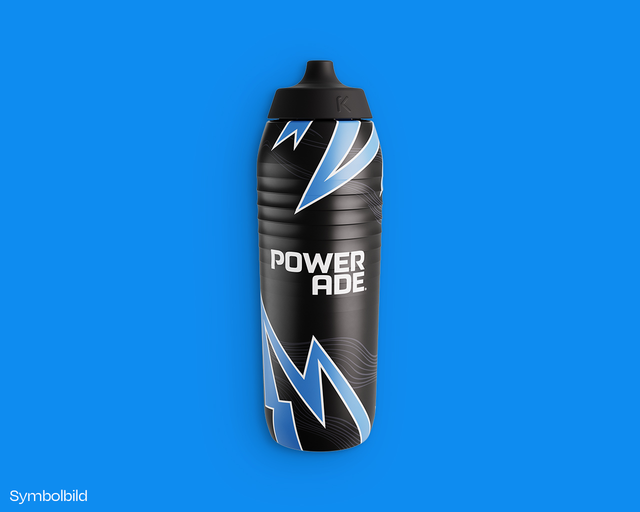 Schwarze Powerade-Trinkflasche mit schwarzem Sportverschluss vor blauem Hintergrund. Die Flasche zeigt ein blau-weißes Blitz-Design und den weißen Powerade-Schriftzug. Unten links der Hinweis „Symbolbild".