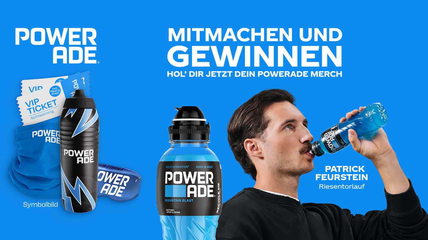 Powerade Gewinnspiel-Header in kräftigem Blau. Skirennläufer Patrick Feurstein (Riesentorlauf) trinkt aus einer Flasche Powerade Mountain Blast. Daneben die zu gewinnenden Merch-Artikel: schwarze Powerade Trinkflasche, blauer Schlauchschal und blaues Armband (als Symbolbild gekennzeichnet). Text: „Mitmachen und gewinnen. Hol' dir jetzt dein Powerade Merch."