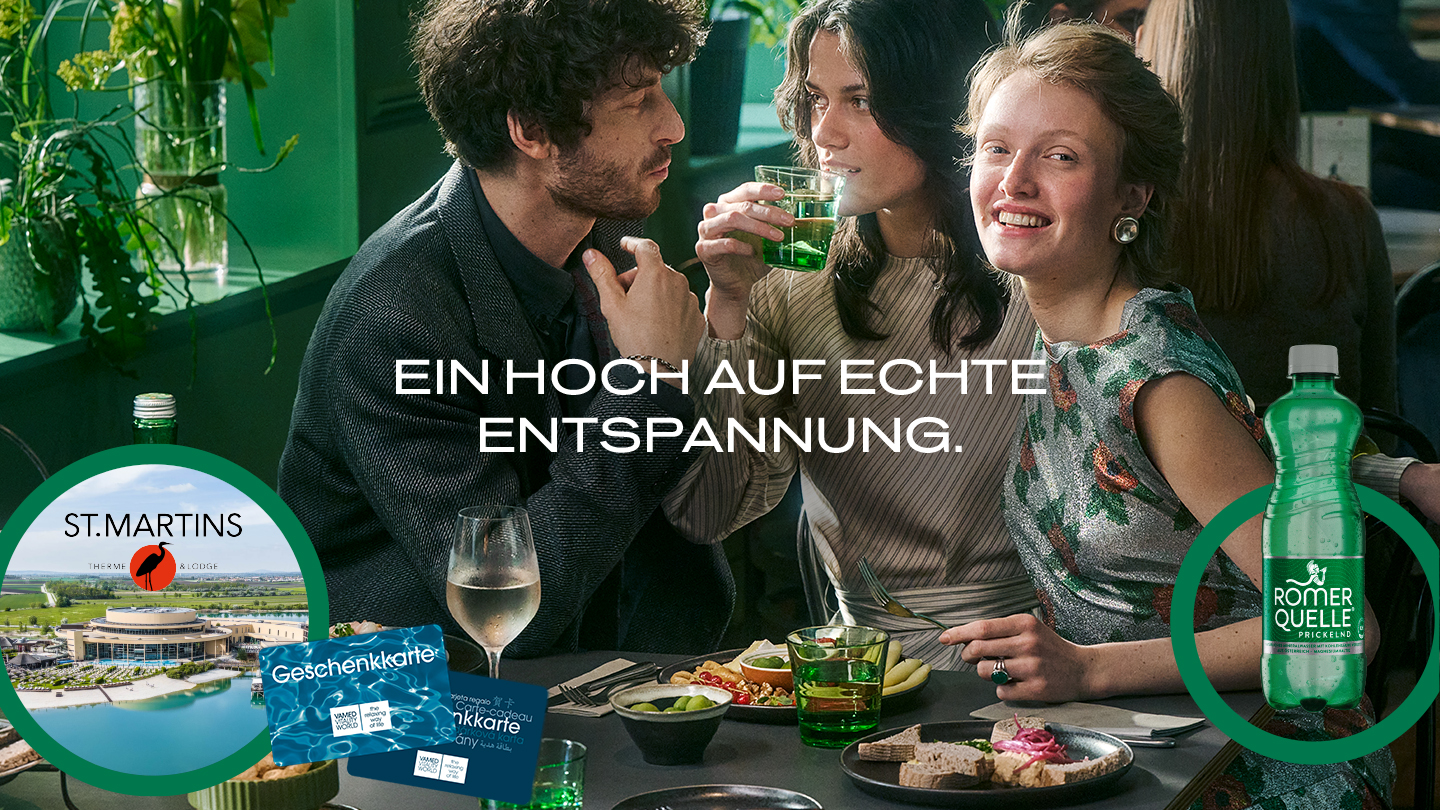 Drei junge Menschen sitzen entspannt an einem gedeckten Tisch, eine Person trinkt aus einem grünen Glas. Text im Bild: „Ein Hoch auf echte Entspannung." Rechts eine Flasche Römerquelle Prickelnd, links das Logo der St. Martins Therme & Lodge sowie eine Vamed-Vitality-World-Geschenkkarte.