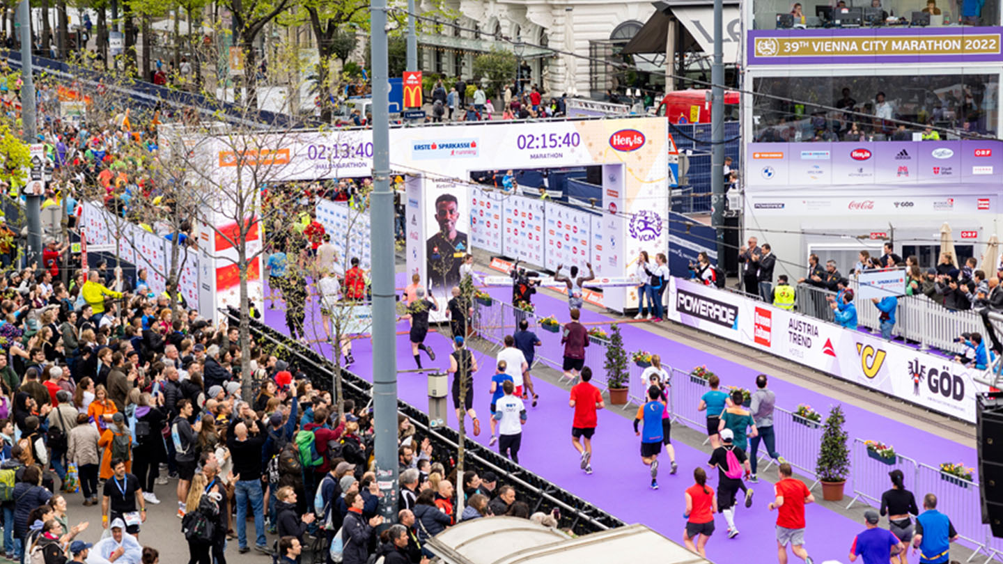 Aufnahme von oben von laufenden Menschen während des Vienna City Marathon