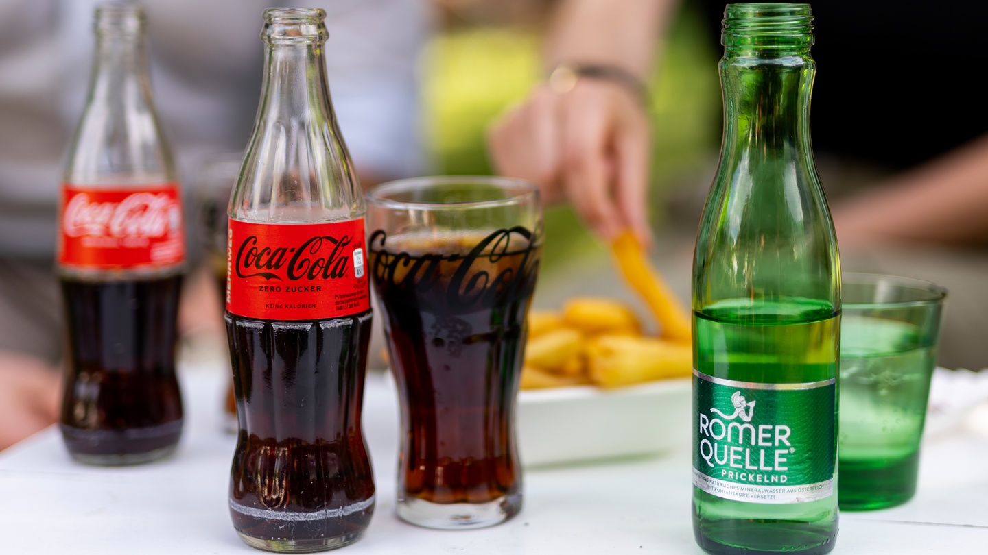 Coca-Cola und Römerquelle Flaschen auf einem Tisch 