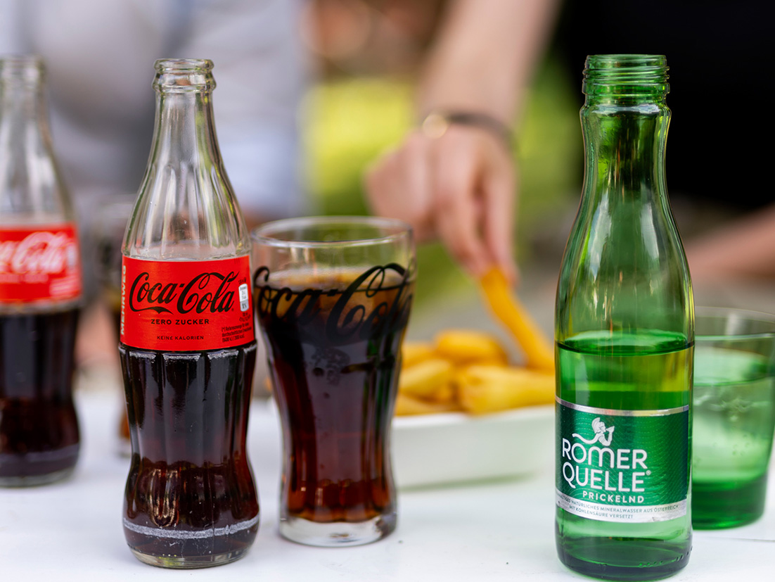 Coca-Cola und Römerquelle Flaschen auf einem Tisch 