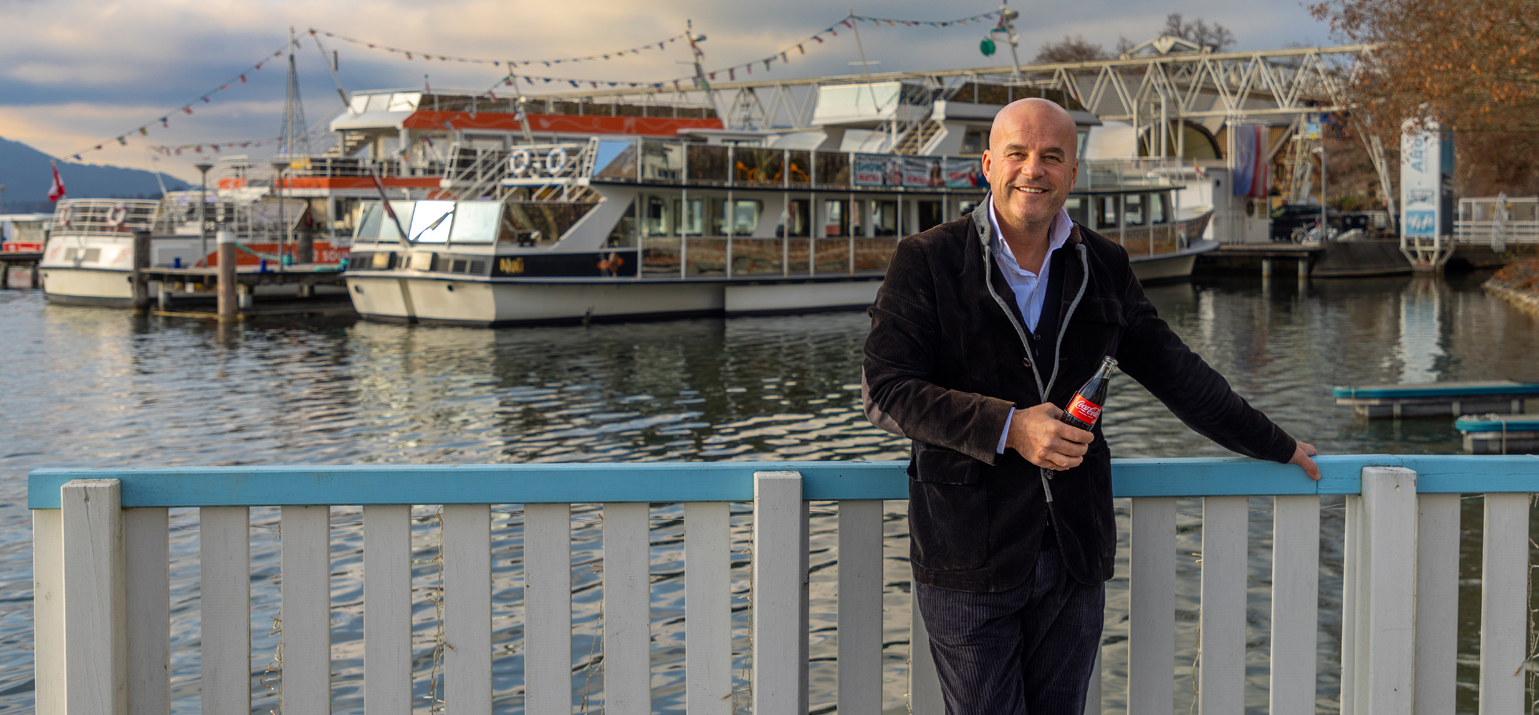Selfmade-Unternehmer Martin Ramusch mit Coca-Cola Flasche in Hand