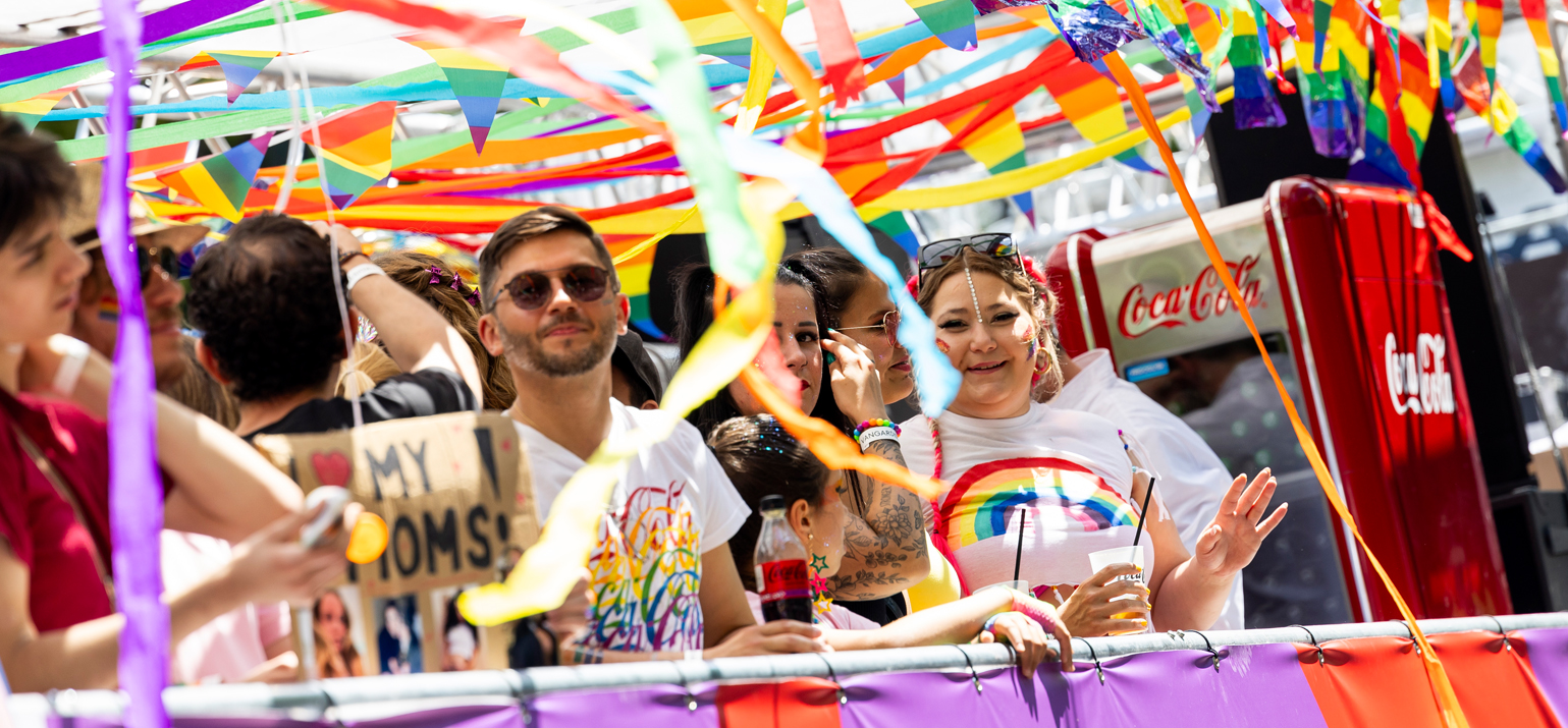 Feiernde Personen beim Vienna Pride Run