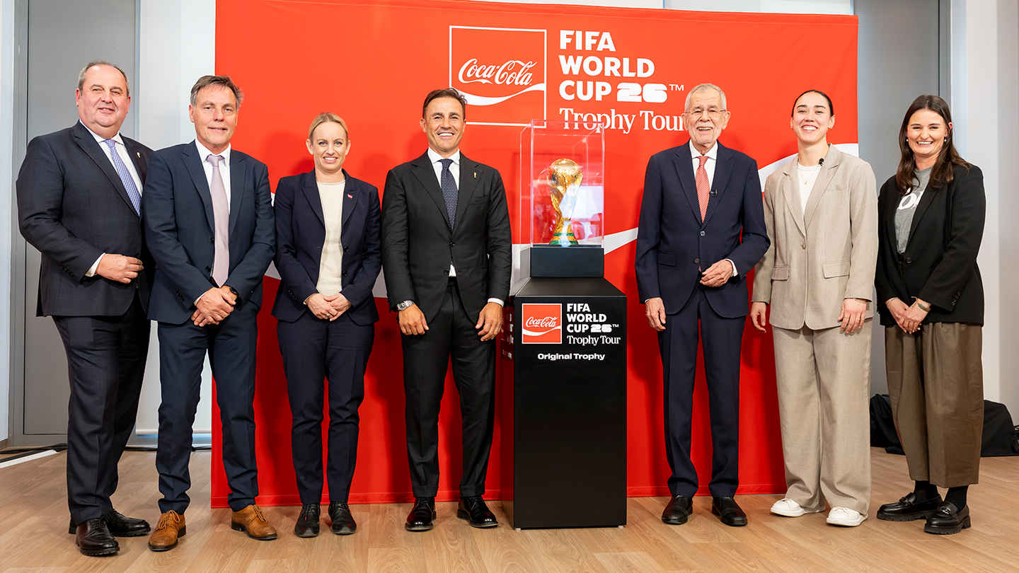 Österreichs Bundespräsident Van der Bellen, Fabio Cannavaro und Manuela Zinsberger beim Gruppenfoto der Coca-Cola FIFA WM-Pokal Tour in Wien.
