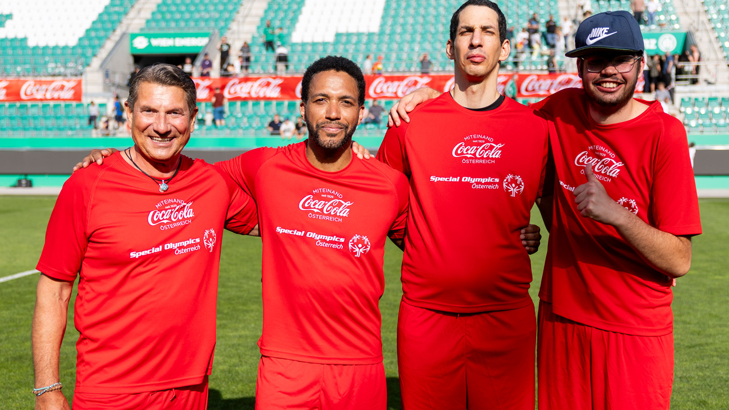 Fifi Pissecker, Cesár Sampson mit ihren Teamkollegen Ramy Nasr (Special Needs SK Rapid) und Christoph Bacher (Special Violets)