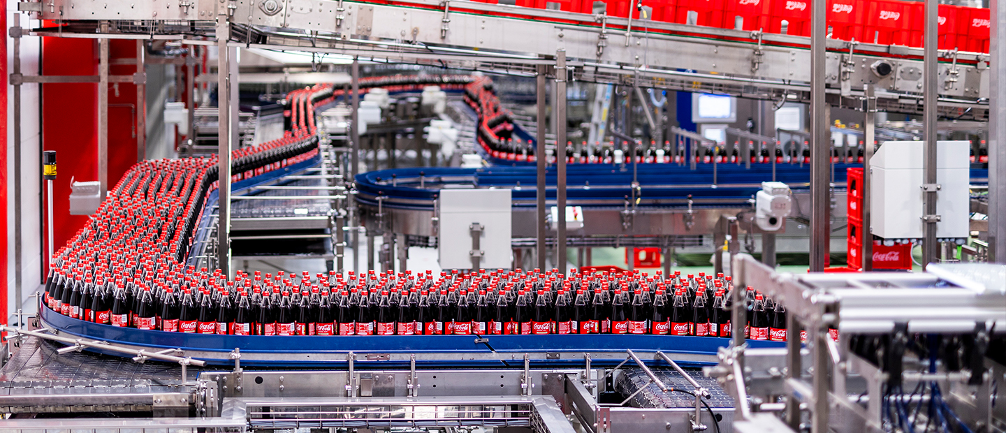 Die Coca-Cola Mehrwegflaschen aus Glas in der Produktion