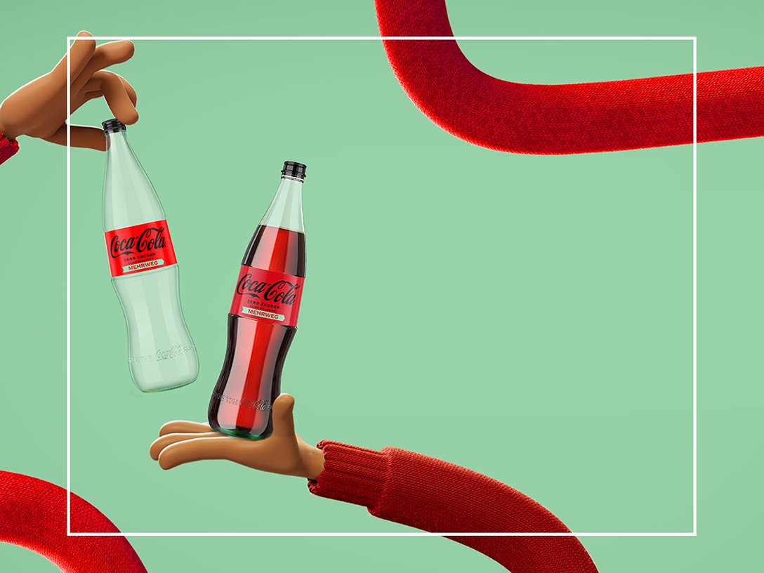 leere und volle Coca-Cola Mehrwegflaschen aus Glas