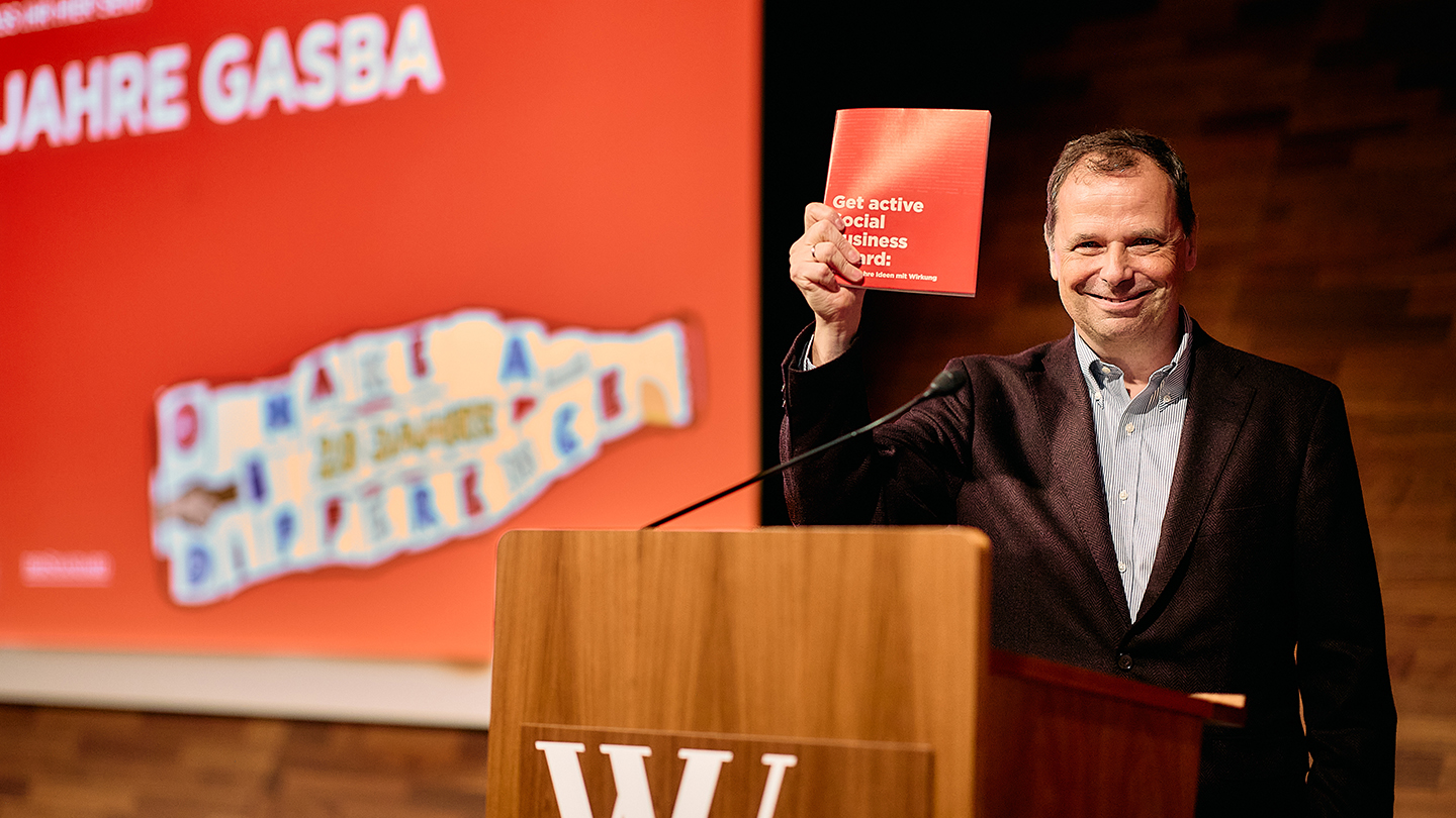 Philipp Bodzenta mit der GASBA Festschrift in der Hand