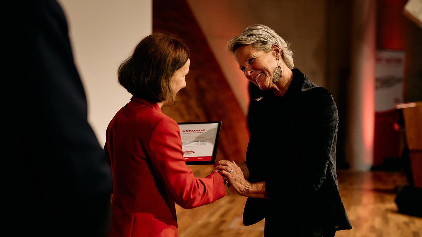 Verena Augustin nimmt ihren Annerkennungspreis von Mirela Toljan Jakomin entgegen