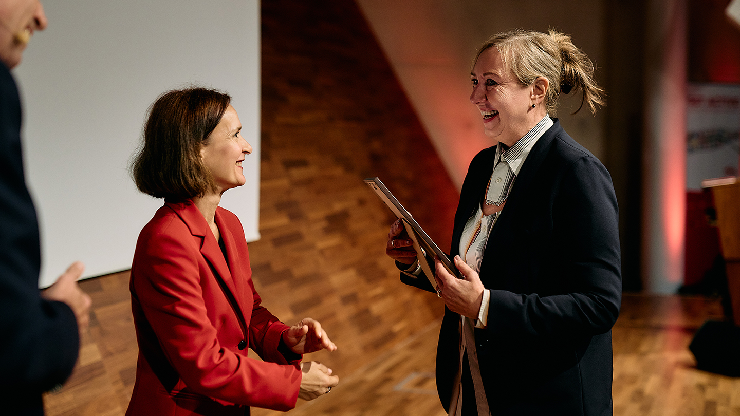 Gabriele Gottwald-Nathaniel nimmt ihren Annerkennungspreis von Mirela Toljan Jakomin entgegen