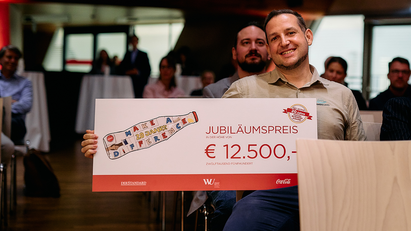 DI Benjamin Hindinger CEO von MindEcho mit seinem Gewinn Scheck