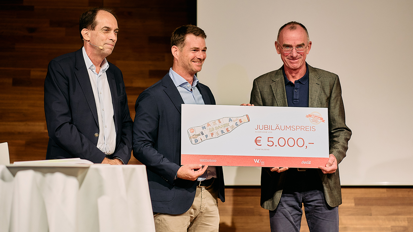 Dr. Paul Frauendorfer nimmt den Preis für Grow Together entgegen