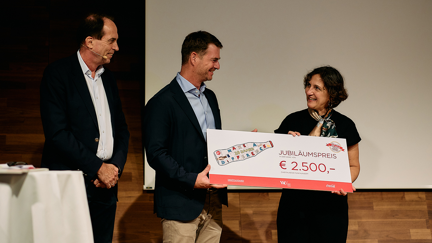 Ayten Pacariz nimmt den Preis für NACHBARINNEN entgegen