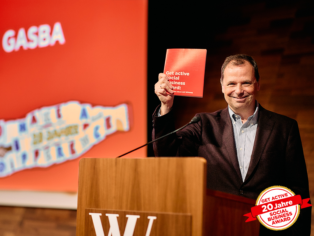 Philipp Bodzenta mit der GASBA Festschrift in der Hand