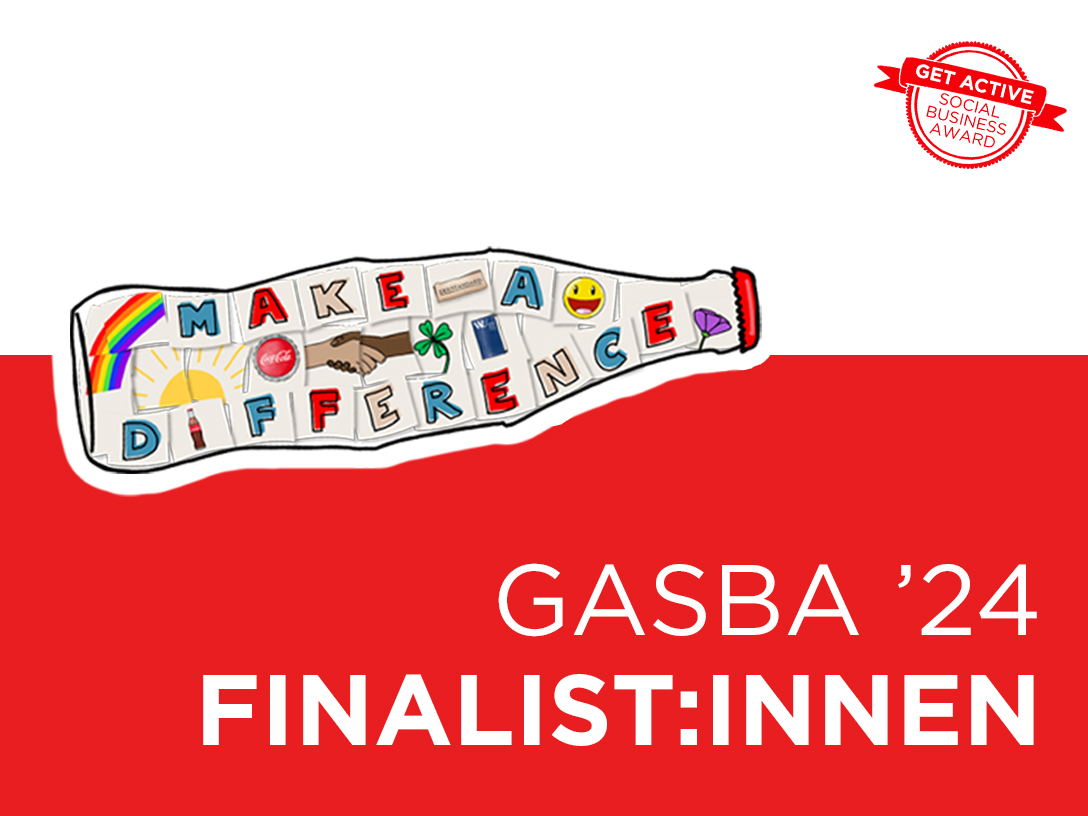 Der Gewinner des Get active Social Business Awards Mathias Nadrag (vom Projekt „Energiegemeinschaft Österreich“) mit dem Preisgeld-Check, Philipp Bodzenta von Coca-Cola Österreich und Mark Joainig von Coca-Cola HBC Austria.
