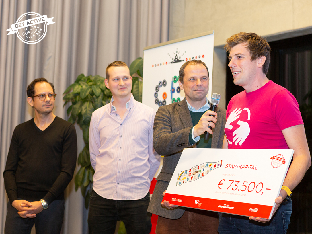 Der Gewinner des Get active Social Business Awards Mathias Nadrag (vom Projekt „Energiegemeinschaft Österreich“) mit dem Preisgeld-Check, Philipp Bodzenta von Coca-Cola Österreich und Mark Joainig von Coca-Cola HBC Austria.