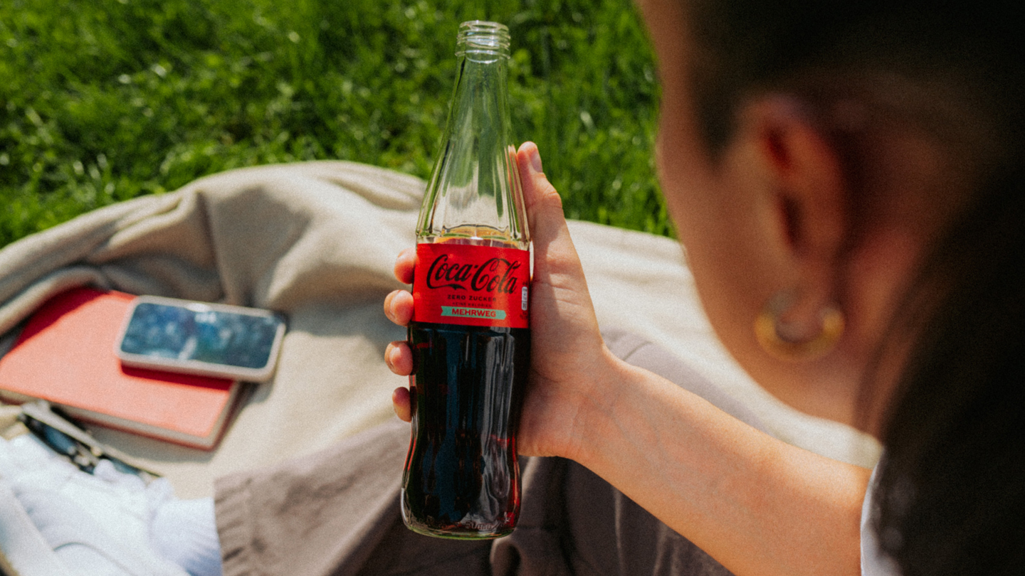 Manuela Zinsberger hält Coca-Cola zero Flasche in Hand