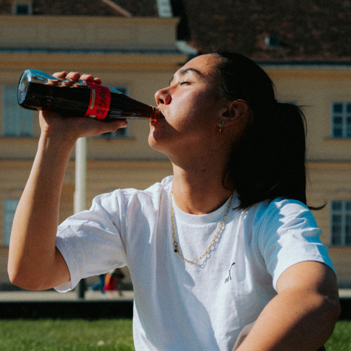 Manuela Zinsberger hält Coca-Cola zero Flasche in Hand
