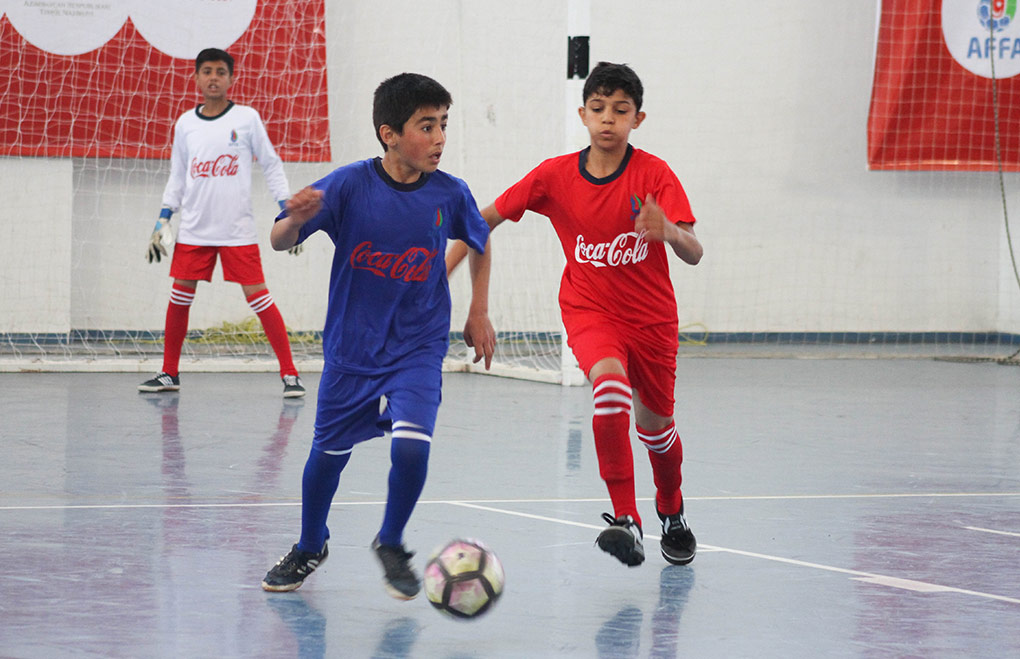  "Olympic Moves" programında futbol oynayan iki gənc oğlanların görüntüsü