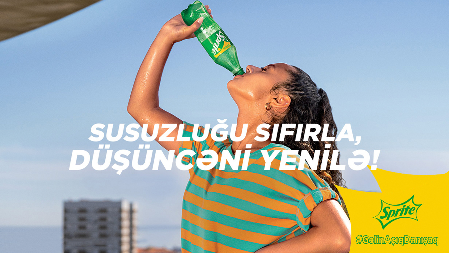 Gənc qız Sprite içir