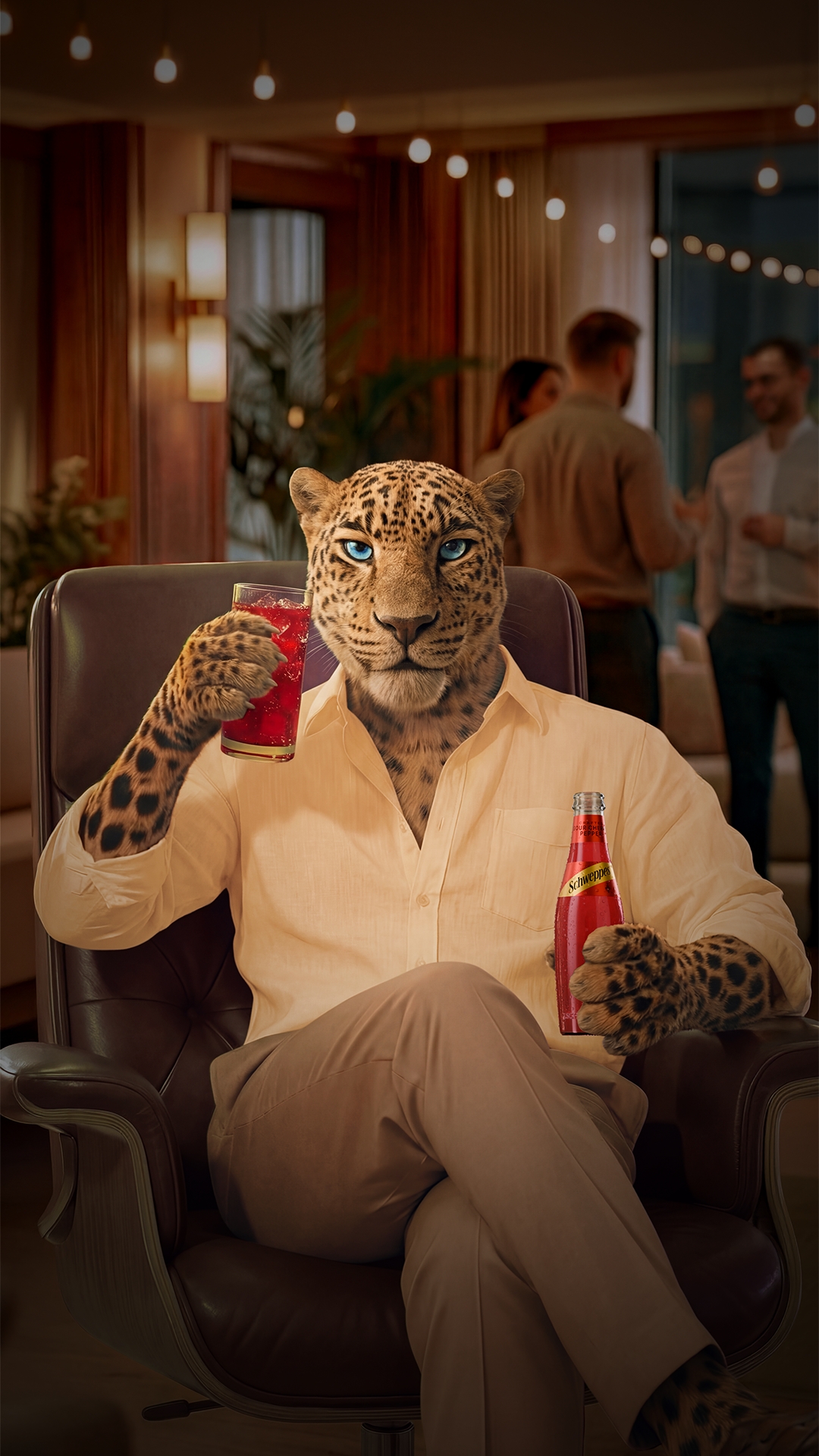 Leopard okrenut prema kameri sjedi prekriženih nogu u elegantnoj fotelji, držeći čašu i bocu Schweppes Crafted Cherry Pepper. Sofisticiran ambijent, večernje druženje i opuštena atmosfera u pozadini.