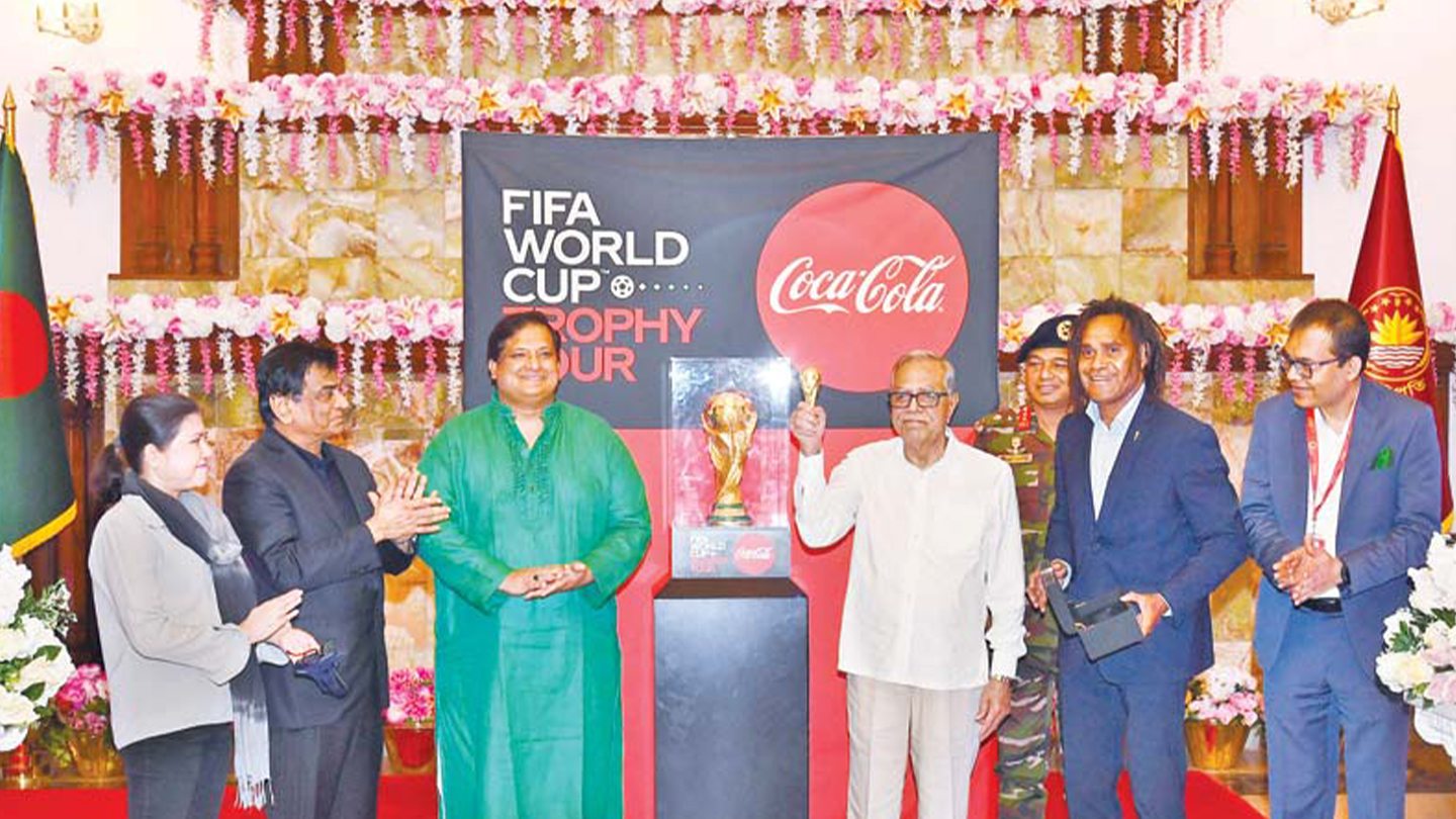 ফিফা বিশ্বকাপ ট্রফির পাশে দাড়িয়ে রাষ্ট্রপতি আব্দুল হামিদ