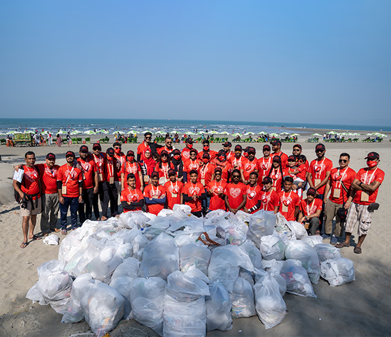 কোকা-কোলা টিম বর্জ্য এবং আবর্জনা পরিষ্কার করে সবার জন্য একটি টেকসই এবং সমৃদ্ধ ভবিষ্যত গড়ে তোলার লক্ষ্য রাখে।.