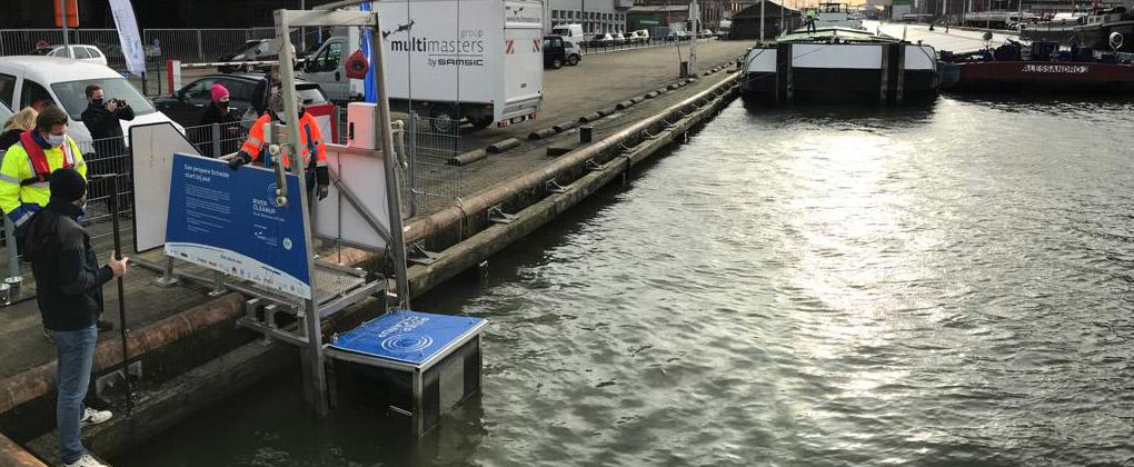 Premiere en Belgique le River Skimmer collecte les dechets flottants