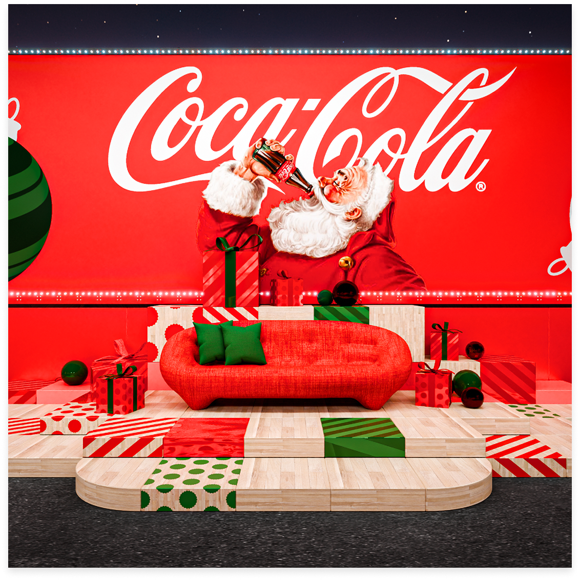 Un Père Noël jovial, vêtu de son costume rouge, lève une bouteille de Coca‑Cola et en boit une gorgée. Sur le fond rouge, le grand logo Coca‑Cola blanc se détache. Devant lui, un banc rouge garni de coussins verts, décoré de cadeaux de Noël rouges et verts, repose sur un sol aux motifs festifs.
