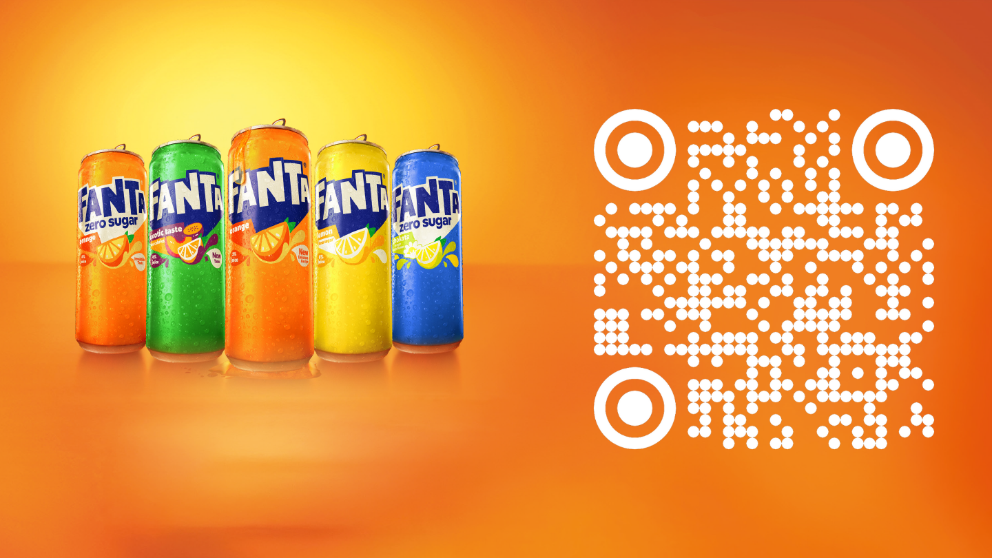 Cinq canettes de Fanta aux couleurs vives (orange, vert, orange clair, jaune et bleu), couvertes de condensation, sont alignées à gauche sur une surface orange. À droite de l’image, un grand code QR stylisé blanc apparaît sur un fond dégradé orange et jaune.
