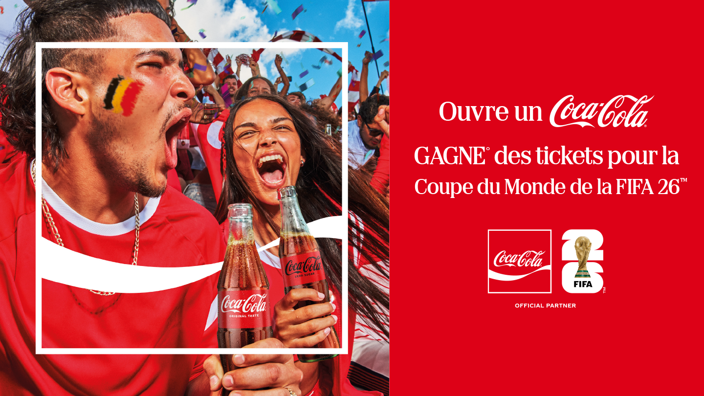 Image promotionnelle montrant des supporters vêtus de rouge en célébration lors d’un événement sportif, tenant des bouteilles en verre Coca‑Cola. À droite, sur un fond rouge uni, figure le texte : « Ouvre un Coca‑Cola, GAGNE des tickets pour la Coupe du Monde de la FIFA 26™ », accompagné des logos Coca‑Cola et FIFA, partenaire officiel.