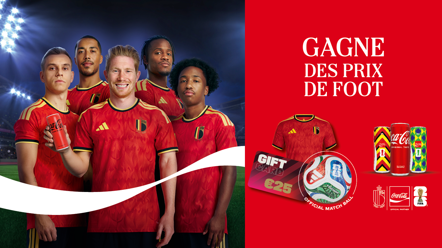 Cinq joueurs de football en maillots rouges de l’équipe belge posent ensemble dans un stade éclairé ; l’un d’eux tient une canette de Coca‑Cola. À droite, un panneau rouge affiche le texte « Gagne des prix de foot » avec des visuels de lots : un maillot, une carte cadeau de 25 €, un ballon de match officiel et des canettes Coca‑Cola, accompagnés de logos en bas.