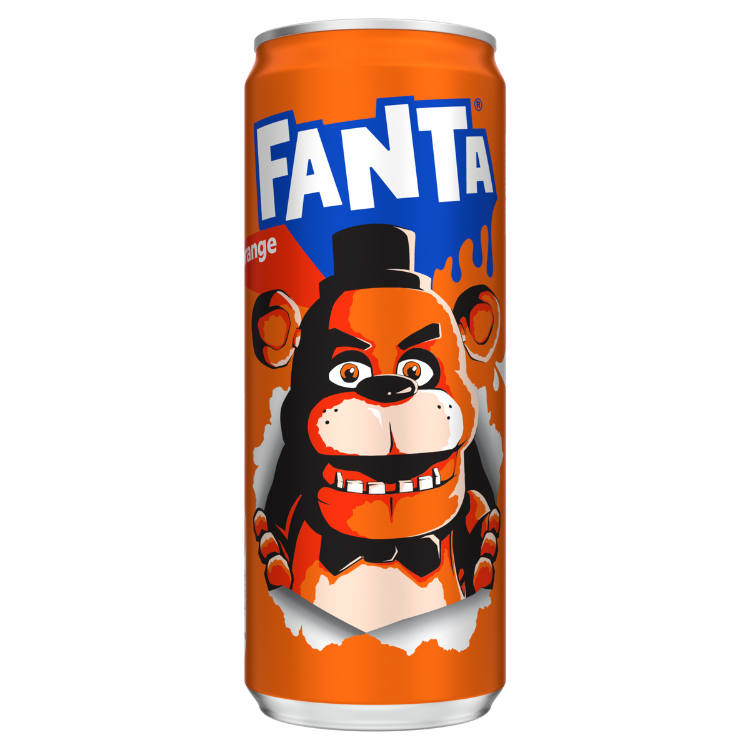 Tu vois une canette orange de Fanta avec le logo en blanc et bleu en haut. Sur le devant, il y a un ours de style dessin animé avec un chapeau haut-de-forme et un regard fâché, comme s’il déchirait la canette pour en sortir. L’ours est orange et marron, avec des dents pointues et un nœud papillon noir.