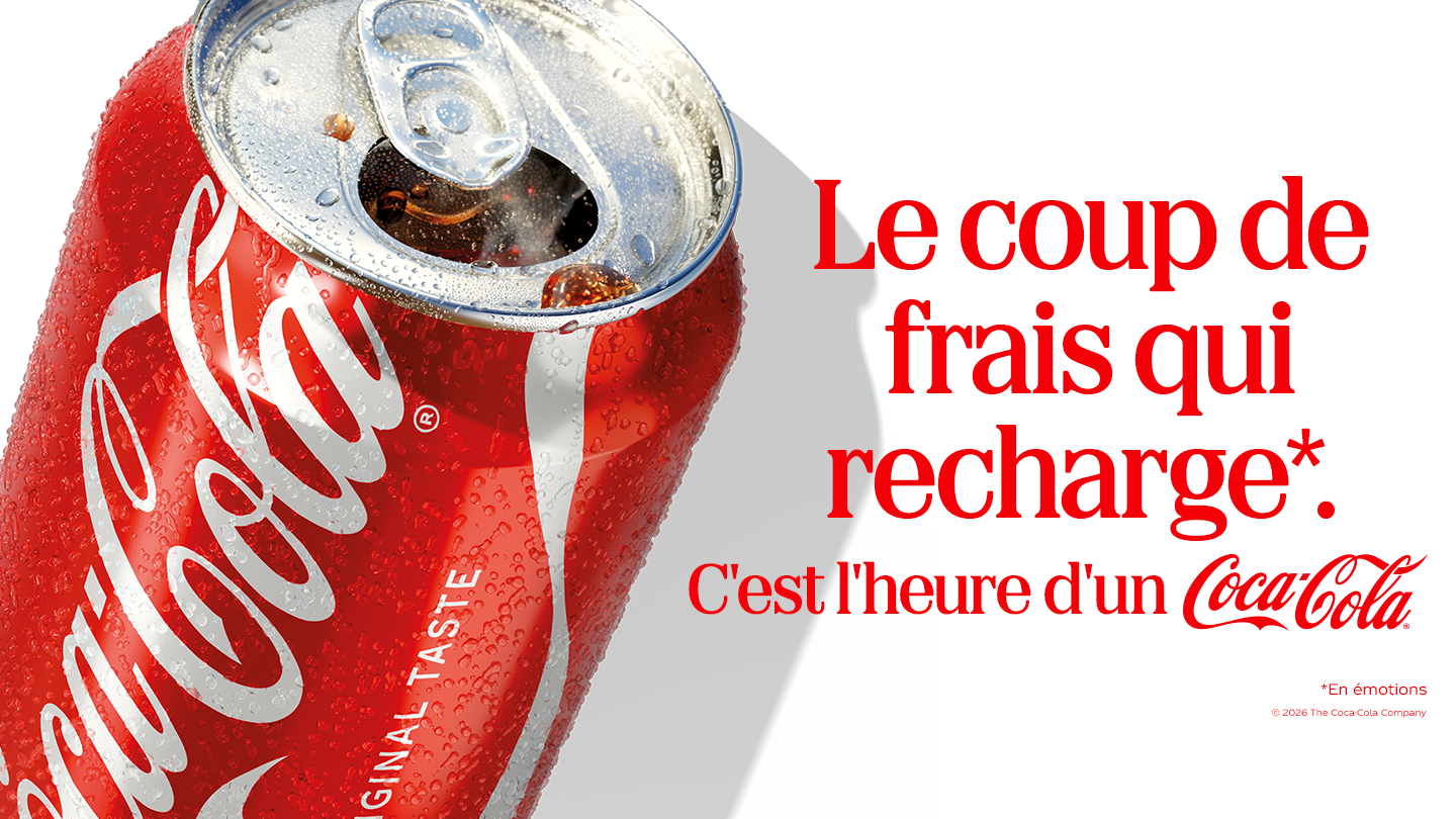 Canette de Coca-Cola rouge et fraîche couverte de gouttes d’eau, vue en gros plan avec l’ouverture visible. À droite, le message en rouge : « Le coup de frais qui recharge*. C’est l’heure d’un Coca-Cola. » En bas, la mention : « *En émotions ».