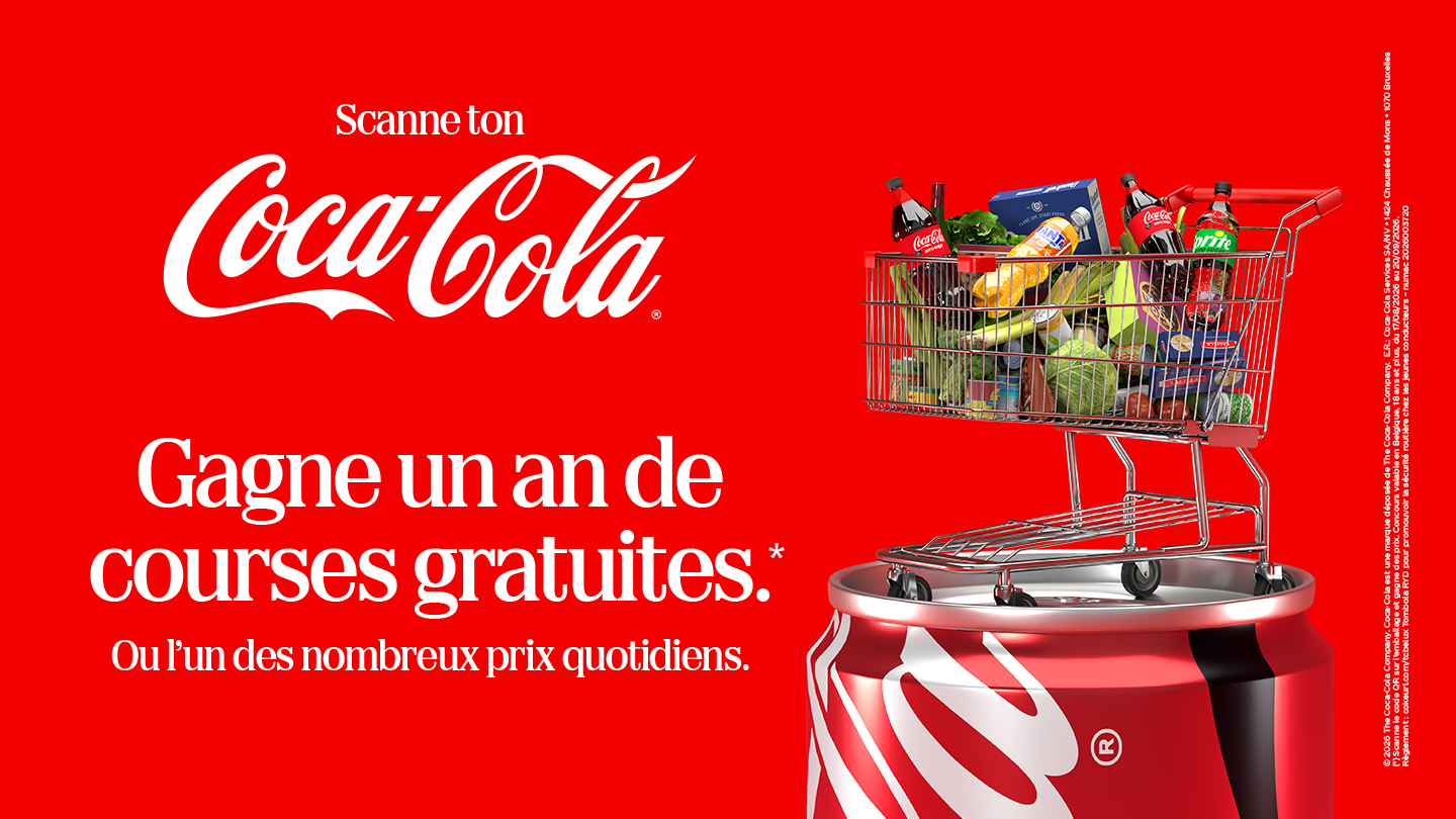 Affiche promotionnelle rouge Coca-Cola avec un chariot de courses rempli de produits placé sur une canette Coca-Cola. À gauche, le texte indique : “Scanne ton Coca-Cola. Gagne un an de courses gratuites. Ou l’un des nombreux prix quotidiens.
