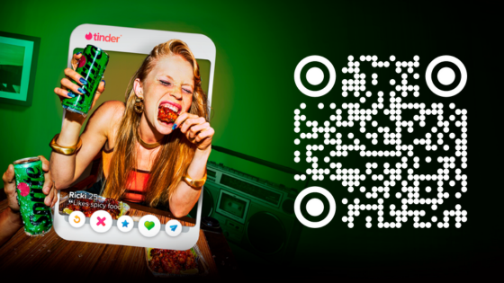 Image promotionnelle montrant une carte de profil Tinder devant une personne tenant une canette verte de Sprite, assise à une table avec de la nourriture épicée, sur un fond vert. À droite de l’image se trouve un grand code QR, avec en arrière‑plan un ghetto‑blaster rétro et une ambiance énergique et ludique mettant en avant la collaboration entre Sprite et Tinder.
