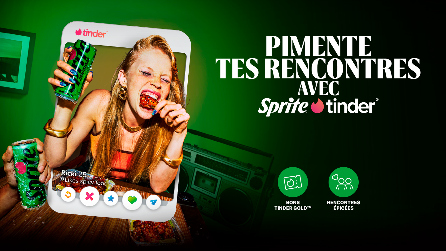 Image promotionnelle montrant une carte de profil Tinder tenue devant une personne levant une canette verte de Sprite, assise à une table avec de la nourriture épicée. Sur un fond vert, le texte indique : « Pimente tes rencontres avec Sprite x Tinder », accompagné des logos Sprite et Tinder, d’icônes pour des bons Tinder Gold et des rencontres épicées, ainsi qu’un ghetto‑blaster rétro en arrière‑plan.