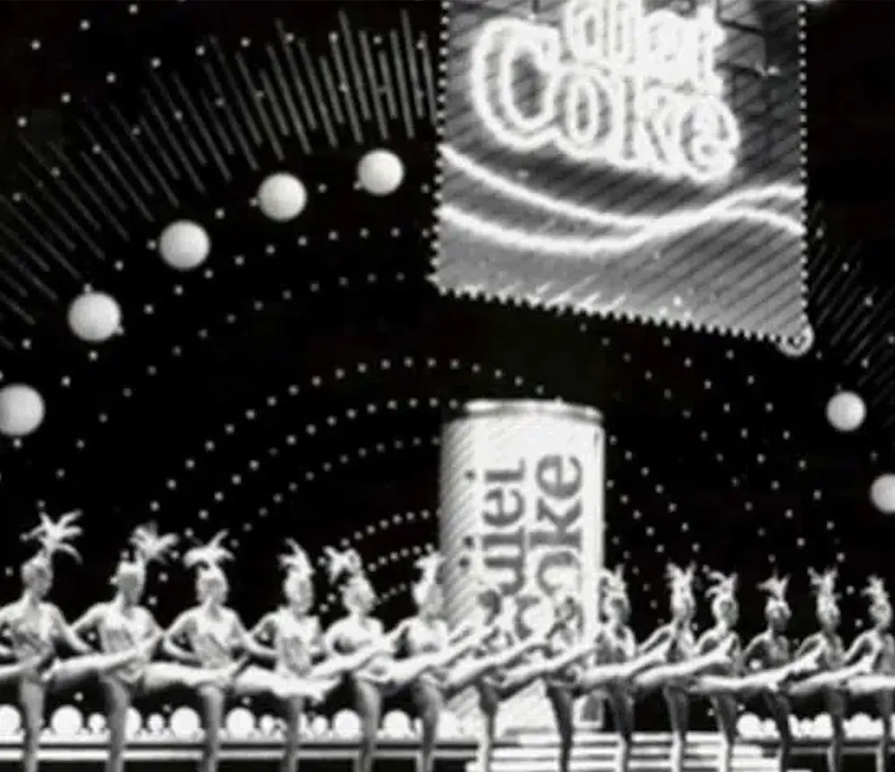 Photographie ancienne en noir et blanc d'un spectacle de danse des années 1920 avec des décorations Diet Coke