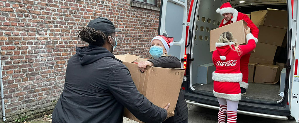 Coca-Cola et les ASBL locales Le Panier Solidaire et Stemm vun der Strooss offrent une etincelle supplementaire d'esprit de Noel aux Liegeois et Luxembourgeois