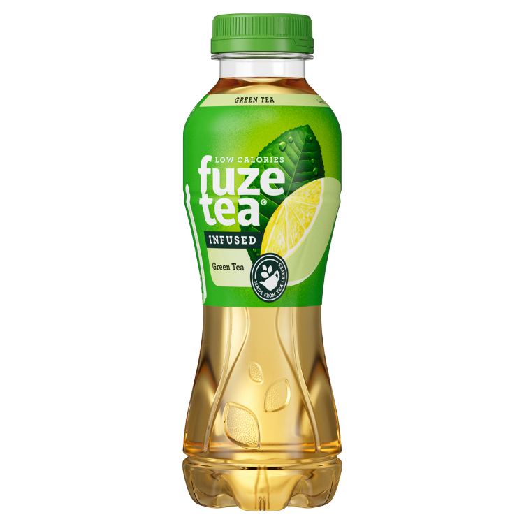 Bouteille Fuze Tea thé vert, étiquette verte avec feuille, quartier de citron et logo feuille de thé. Boisson jaune pâle, inscription “Infused Green Tea” et “Low Calories” sur l’étiquette.